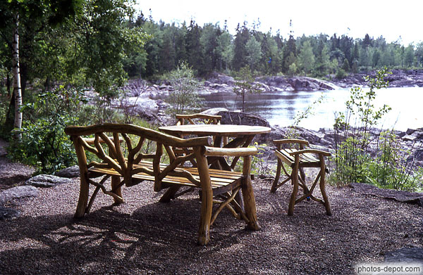 photo de banc et table tronc de bois face au lac
