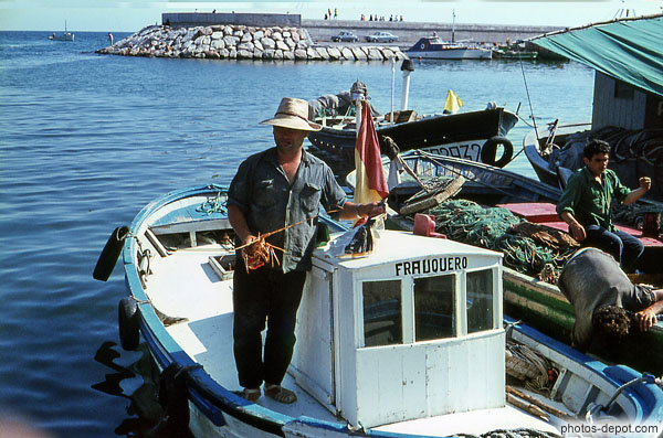 photo de pecheur à l'écrevisse sur barques de pêche
