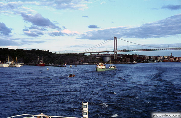photo de pont suspendu au dessus du fleuve