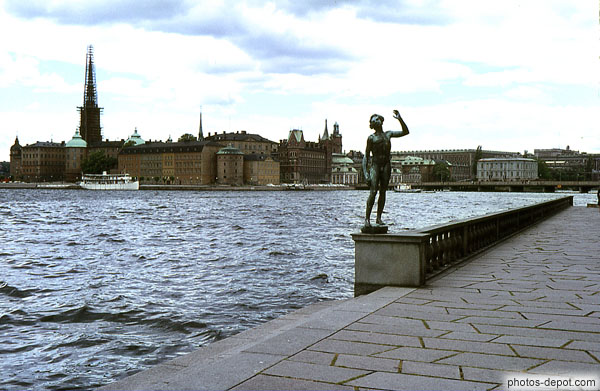 photo de statue levant le bras sur les quais