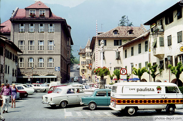 photo de voitures et camionette sur le parking du village