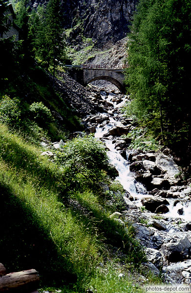 photo de petit pont sur le ruisseau