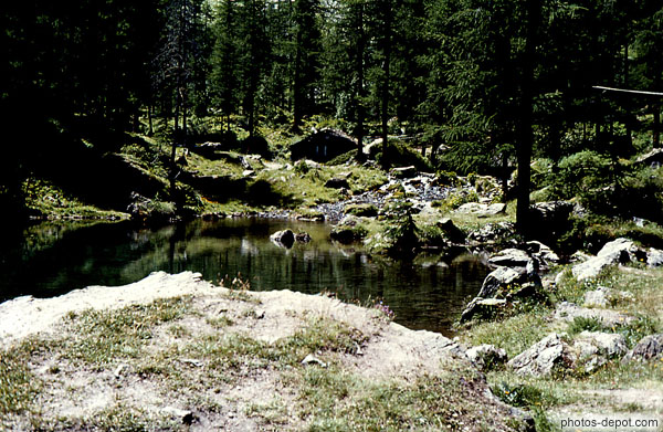 photo de petit étang de montagne