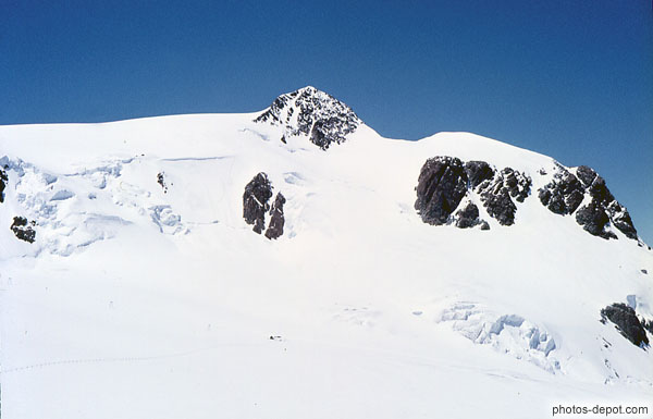 photo de pic rocheux émergeant de la neige