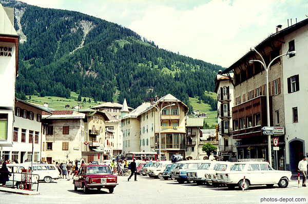 photo de parking aux voitures du village de montagne