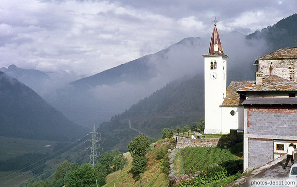 photo de clocher blanc surplombe la vallée