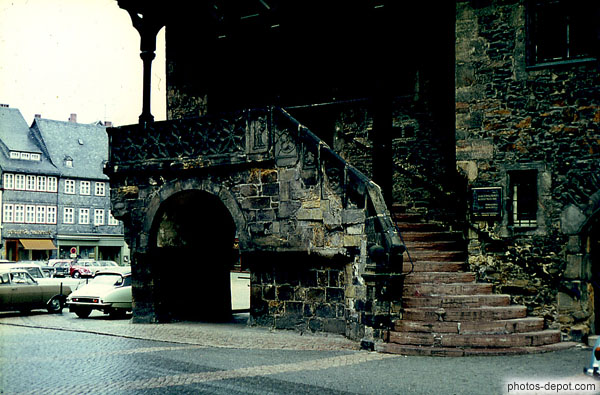 photo de bel escalier de pierre et terrasse soutenue par large arche de pierre