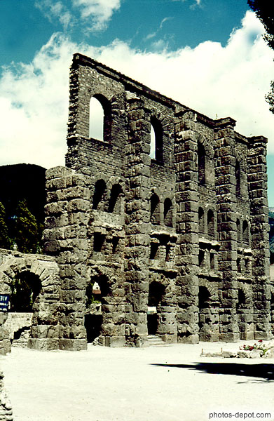 photo de facade aux arches plein cintre romaines