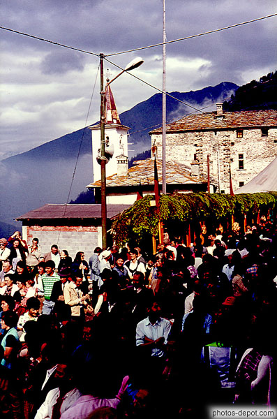 photo de foule nombreuse dans le village