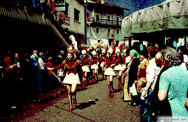 photo de majorettes défilant dans le village