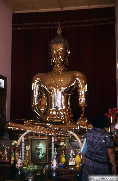 photo d'autel au Bouddha brillant
