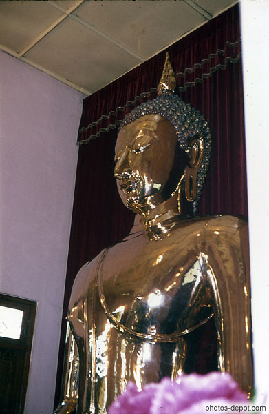 photo de bouddha doré casque à pointe