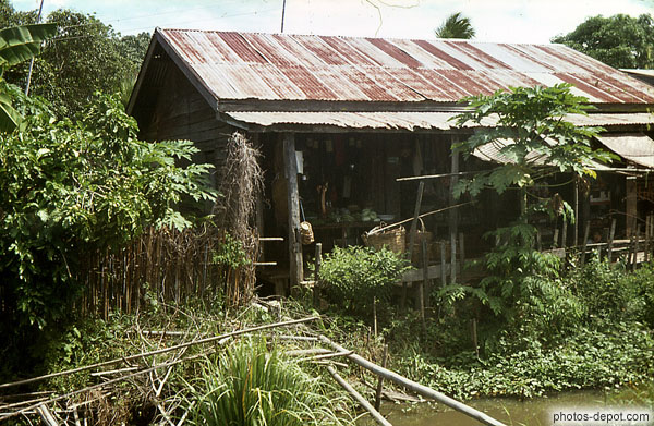 photo de cabanes magasins couverts de tôle au bord du fleuve
