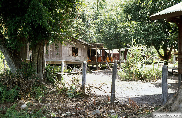 photo de village aux cabanes de bois