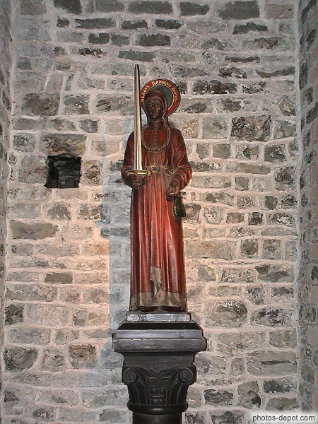 photo de statue bois épée chapelle St Basile, place du bourg