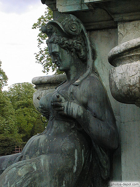 photo de femme fontaine