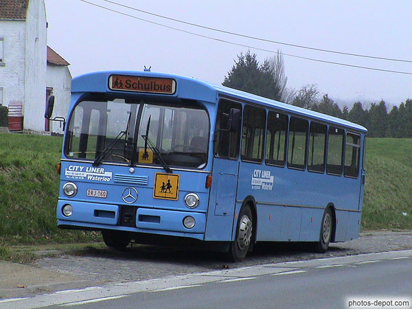 photo d'Autobus scolaire bleu