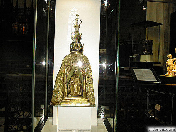 photo de statue précieuse dans la cathédrale