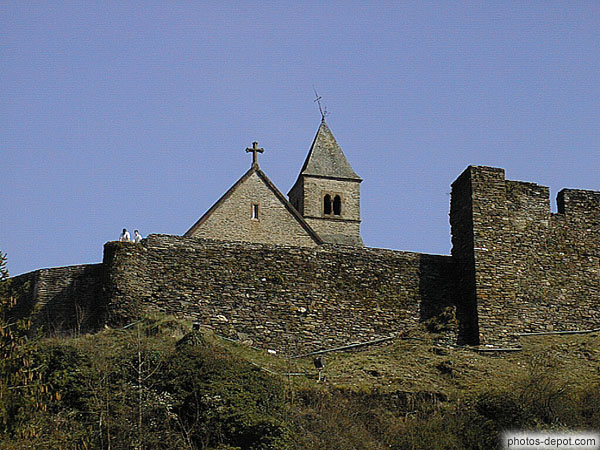 photo d'enceinte et chapelle du château