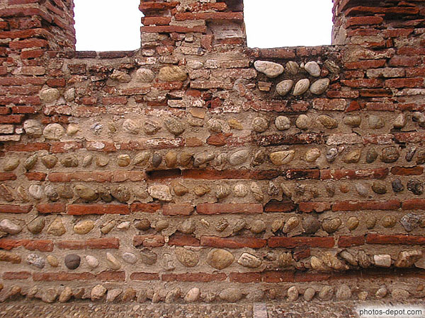 photo de mur de galets et briques du palais des rois de Majorque