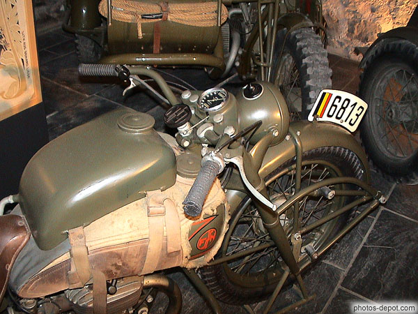 photo de vieille moto de l'armée