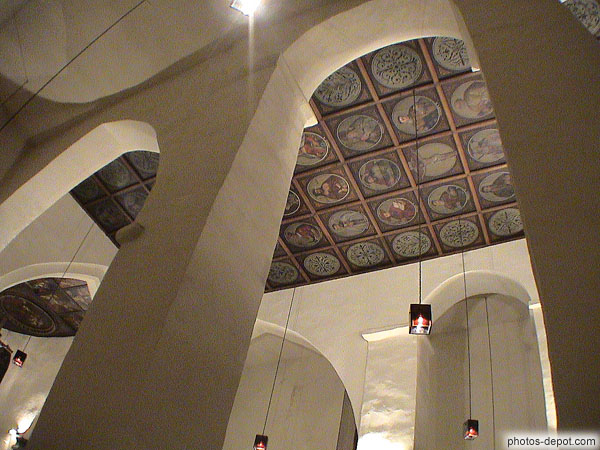 photo de plafond plat d'époque romane