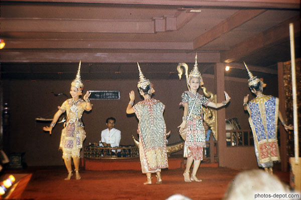 photo de danseuses aux costumes élaborés