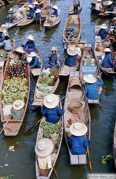 photo de marché flottant de Damnoen Saduak barques des vendeuses