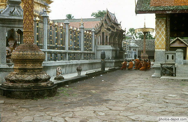 photo de moines en adoration  au temple