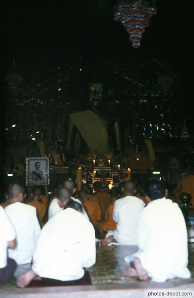 photo de moines en prière