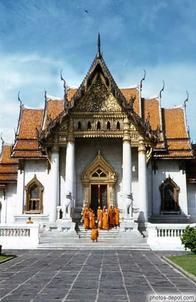 photo de moines devant le temple
