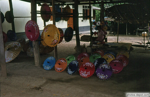 photo d'ombrelles de papier de soie coloré et peint