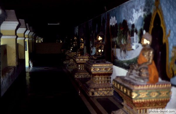 photo de statues dorées dans temple