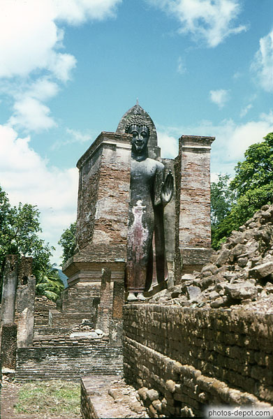 photo de statue entre 2 murs