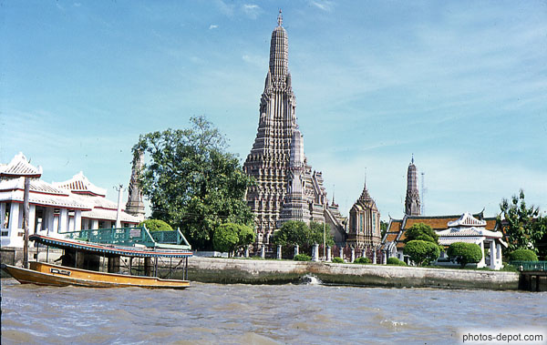 photo de le Stupa du temple Wat Arun vu depuis un ferry sur la rivière Chao Phraya