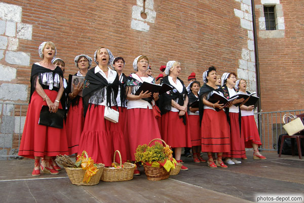 photo de Cantaires Catalans devant le Castillet