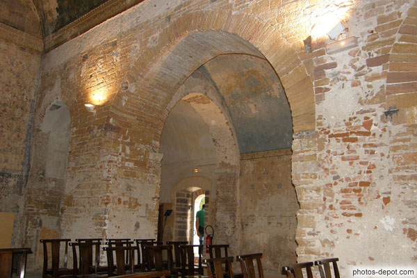 photo de voute de briques chapelle romane