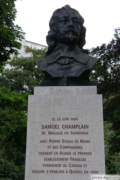 photo de le 26 juin 1604, Samuel Champlain de Brouage en Saintonge avec Pierre Dugua et Mons et ses compagnons fondent en Acadie le premier établissement français permanent au Canada et ensuite d'établira à Québec en 1608