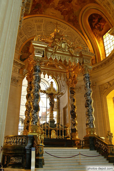 photo d'aldaquin et autel de l'église du dôme communiquant avec l'église des soldats