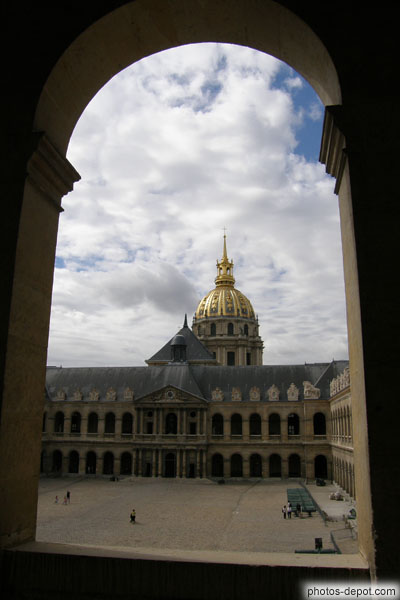 photo d'Hôtel des Invalides et dôme doré vue d'une arcade des galeries