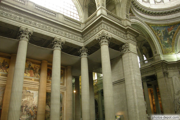 photo d'Emblématique du renouveau architectural du siècle des lumières, le Panthéon en utilise aussi les techniques dont le joinement des pierres par des barres de fer. Malheureusement en rouillant, le fer fait éclater le pierres : les filets sont installés pour