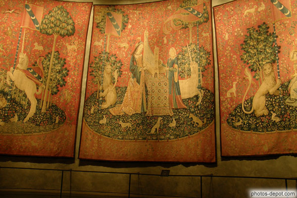 photo de tapisseries de la dame à la Licorne, bannière et oriflamme aux 3 lunes