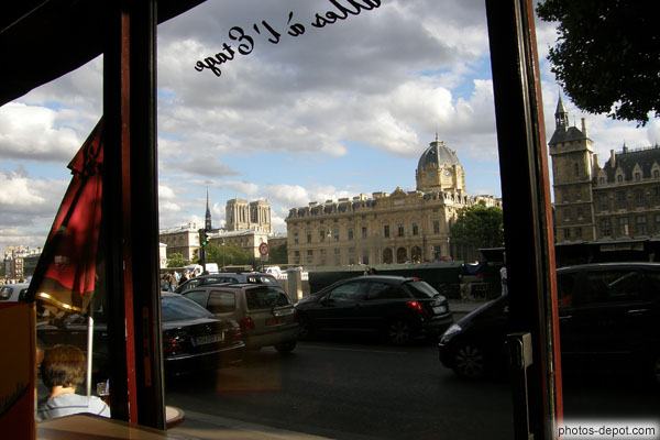 photo d'Ile de la cité derrière la vitre du café