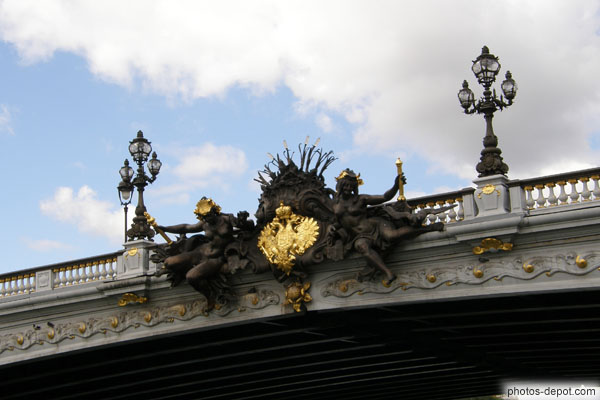 photo d'armes de St Pertersbourg et 2 nymphes symbolisant le fleuve et la Néva, pont Alexandre III