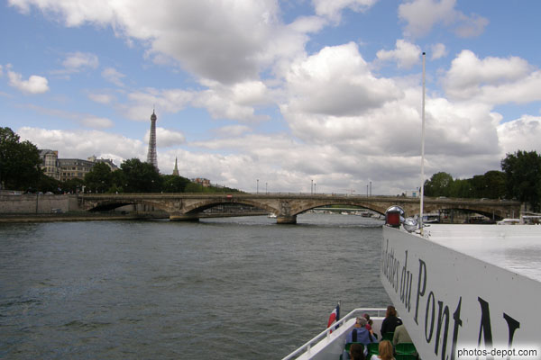photo de Pont des Invalides, commémore les victoires maritimes et terrestres de Napoléon Ier en 1856;