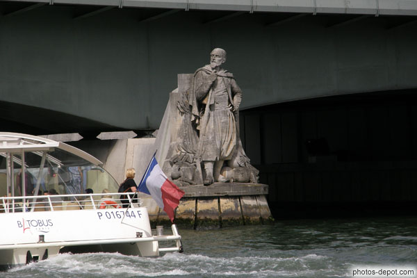 photo de zouave de la guerre de Crimée tronant sur un pilier du pont de l'Alma