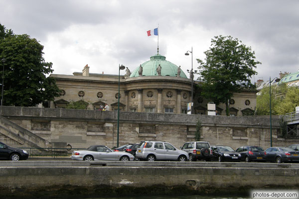 photo de rive gauche,  Palais de la légion d'Honneur construit par Napoléon 1er, a inspiré la forme de la maison blanche