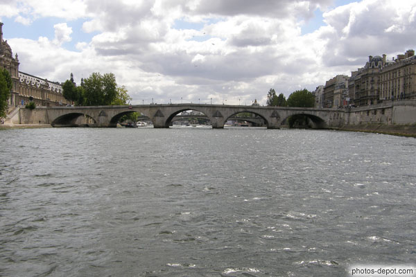 photo de pont Royal, remplaça un bac (d'ou le nom de la rue du bac) offert aux parisiens par Louis XIV, dit-on pour faire oublier la couteuse construction du palais de Versailles