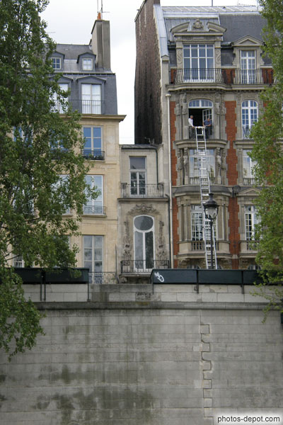photo de La plus petite maison de Paris se trouve rive Gauche entre le pont du Carousel et le pont des Arts