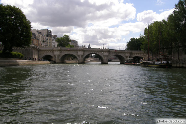 photo de Pont neuf terminé sous Henri IV, orné des tetes grimaçantes de ses ministres,coupe la pointe de l'ile de la cité. + long 232m et + vieux pont de Paris (terminé en 1607)